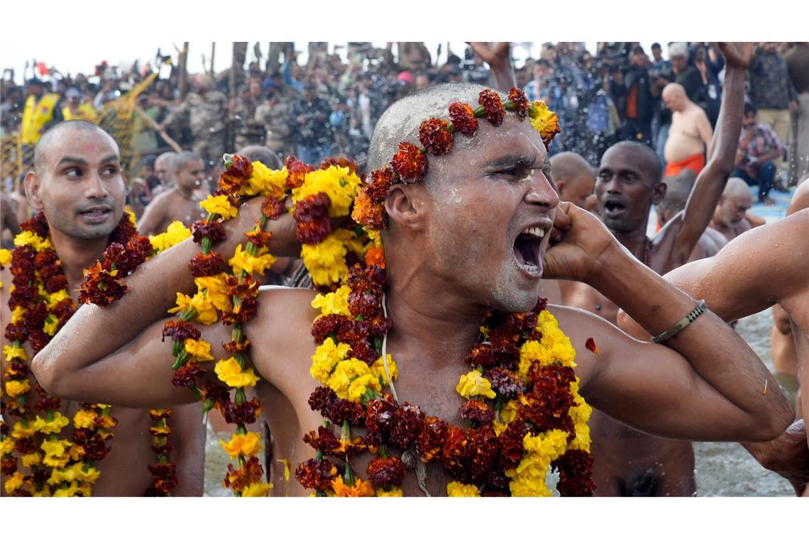 Bilder des Tages Teilnehmer beim Hindu-Fest Maha Kumbh Mela in Indien - heilige Männer beim heiligen Bad am heiligen Ort.