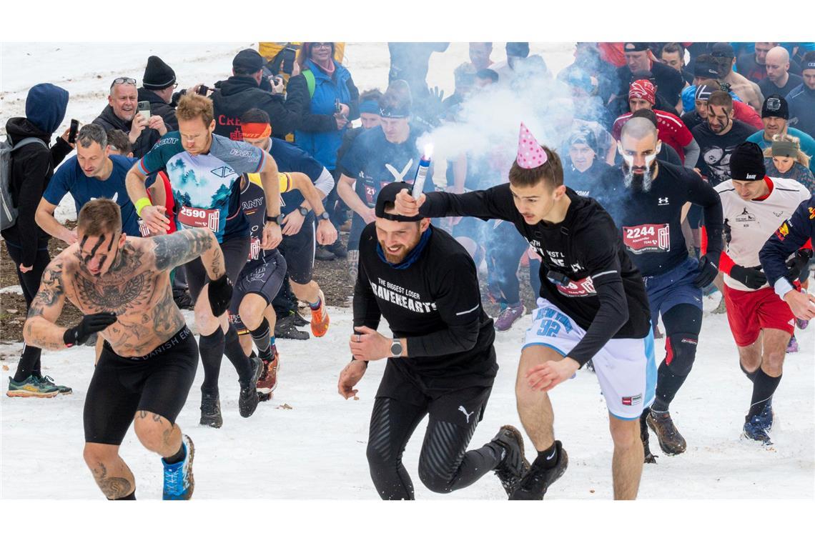 Bilder des Tages Teilnehmer des "Braveheartbattle" starten auf Schnee in der Talstation der Skiarena Silbersattel in Thüringen.