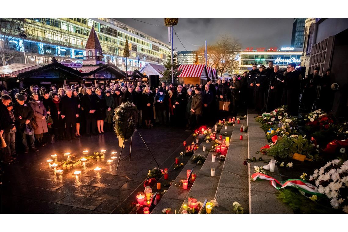 Bilder des Tages Teilnehmer des Gedenkens zum 8. Jahrestag des Terroranschlags auf den Weihnachtsmarkt am Berliner Breitscheidplatz versammeln sich am Mahnmal "Goldener Riss".