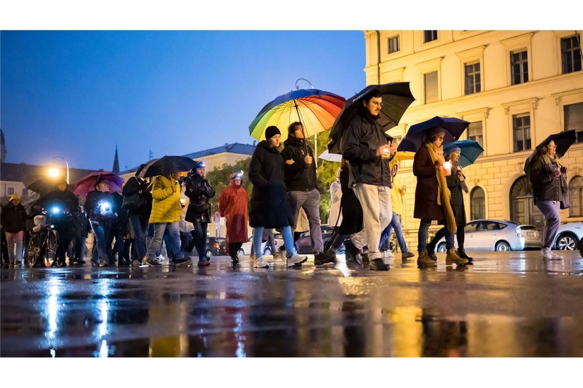 Bilder des Tages Teilnehmer des Schweigemarschs "Mach Dich auf für Menschlichkeit!" gehen mit Kerzen auf der Ludwigsstraße in München.