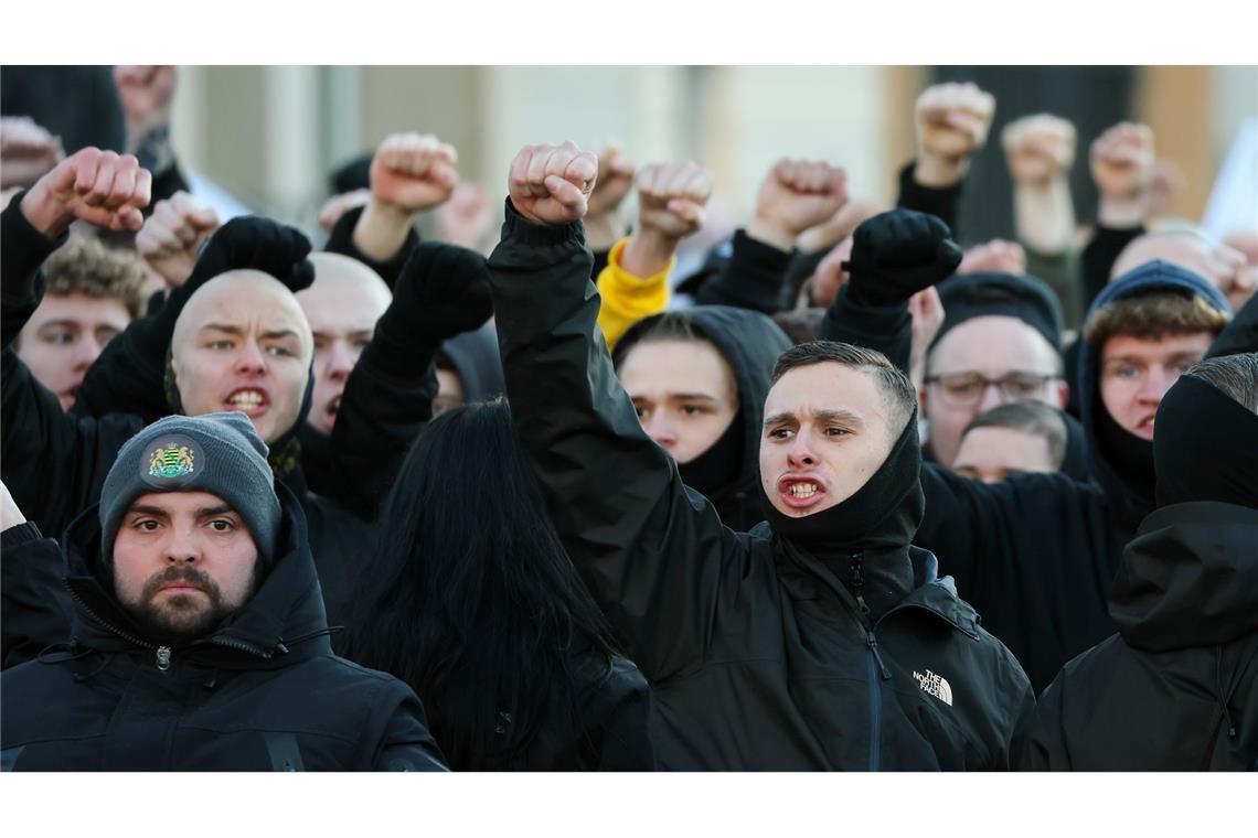 Marx, Munch und viele Macher: Chemnitz ist Kulturhauptstadt Teilnehmer einer Kundgebung der rechtsextremen Freien Sachsen gegen Chemnitz als Kulturhauptstadt.