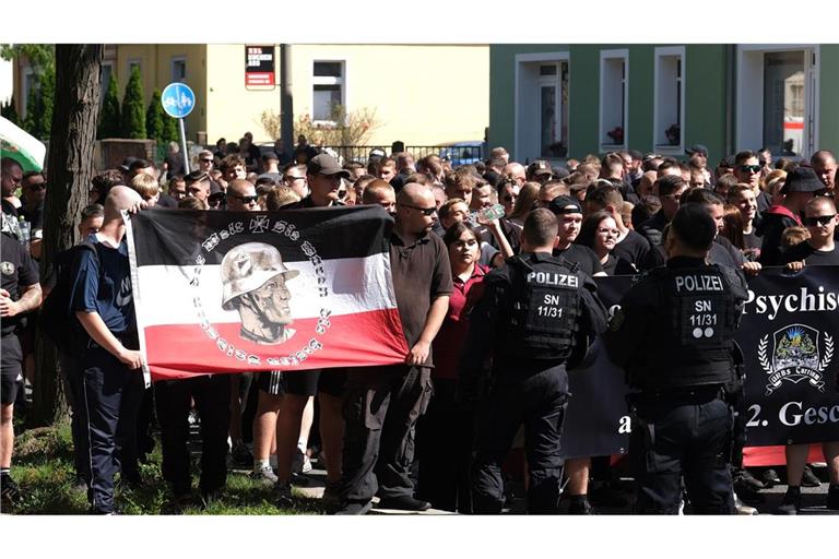 Teilnehmer einer rechtsextremen Demonstration werden in Bautzen von Polizisten begleitet Archivbild).