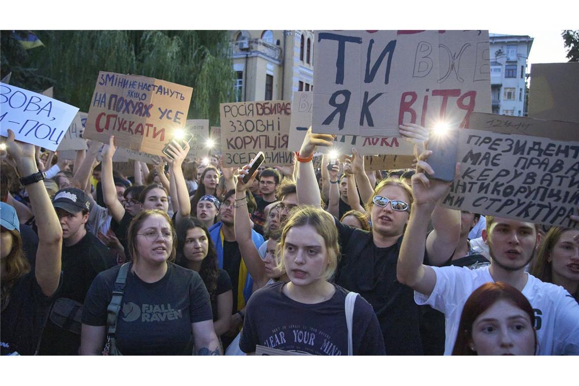 Teilnehmer halten Transparente während einer Demonstration gegen ein Gesetz, das auf die Korruptionsbekämpfung abzielt. (Archivbild)