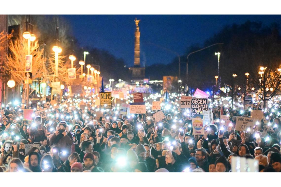 Bilder des Tages Teilnehmer halten während einer Demonstration unter dem Motto "Aufstand der Anständigen - Demo für die Brandmauer" auf der Straße vor der CDU-Parteizentrale in Berlin Lichter hoch.