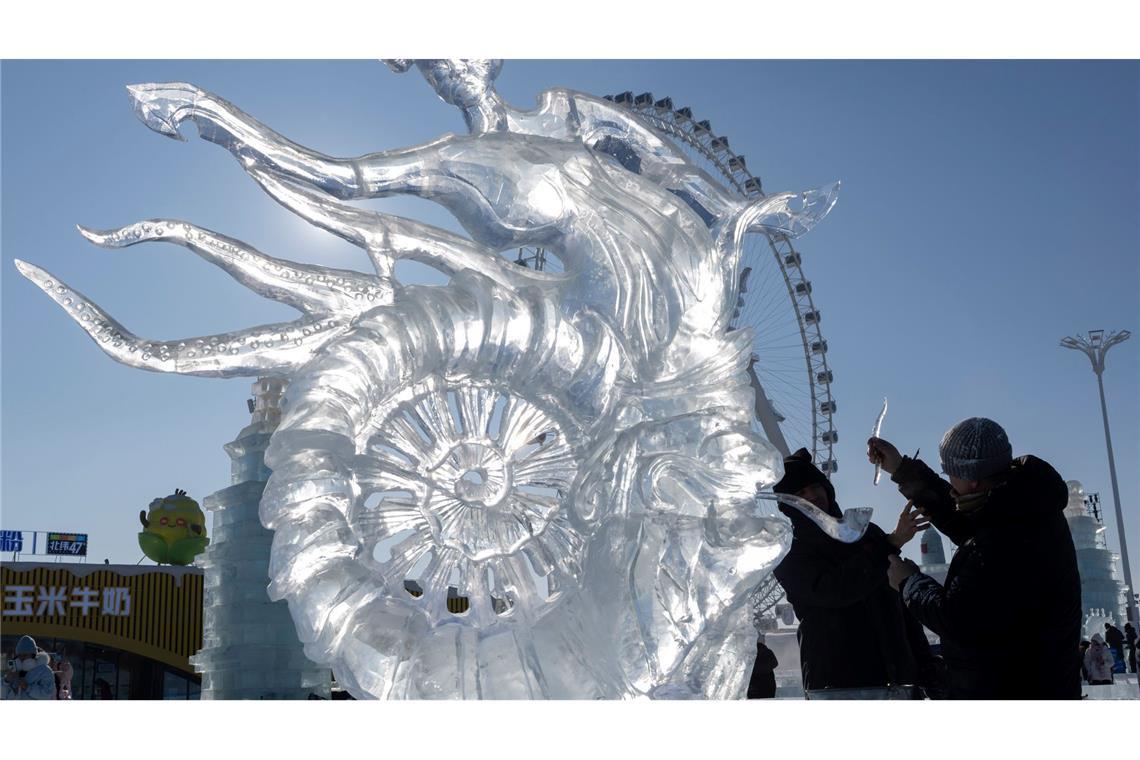Teilnehmer legen letzte Hand an ihr Werk für den Eisskulpturenwettbewerb beim jährlichen Eis- und Schneefestival in Harbin in der chinesischen Provinz Heilongjiang.