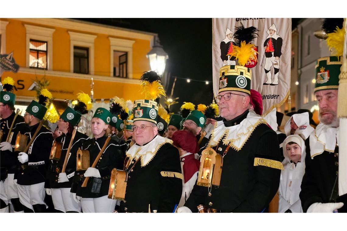 Teilnehmer stehen bei der traditionellen Bergparade im sächsischen Schwarzenberg.