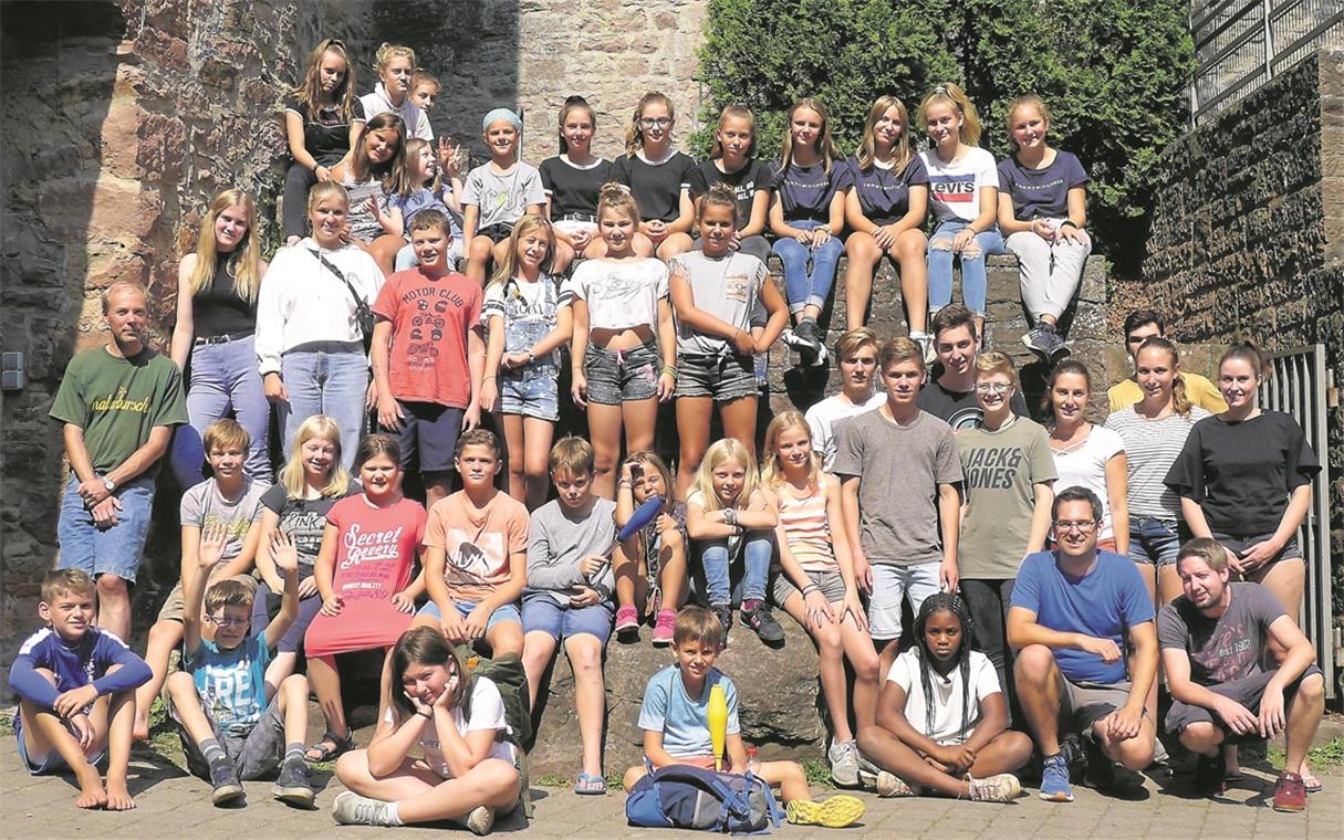 Begegnung mit Eisvogel und Wasseramsel Teilnehmer und Betreuer gut durchgemischt – im Hof der Burg Steinegg in Neuhausen, auf der sie zehn Tage verbracht haben. Foto: privat