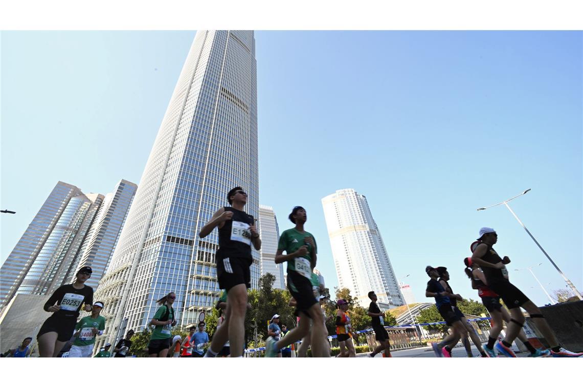 Teilnehmer von dem Hongkong-Marathon laufen durch die Innenstadt.