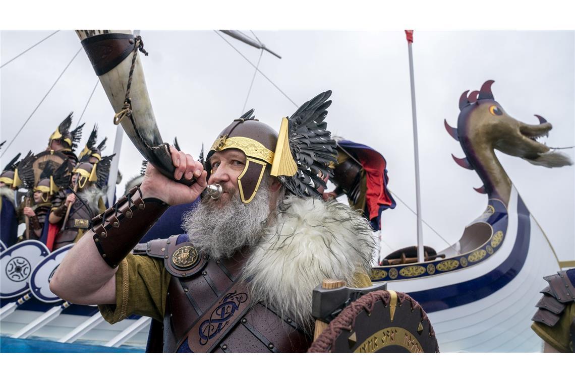 Bilder des Tages Teilnehmer ziehen während des Up Helly Aa-Festivals durch Lerwick auf den Shetland-Inseln. Das in den 1880er Jahren ins Leben gerufene Fest feiert das nordische Erbe der Shetlandinseln.