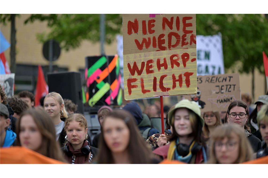 Teilnehmerinnen protestieren beim Schulstreik gegen die Wehrpflicht in Potsdam.