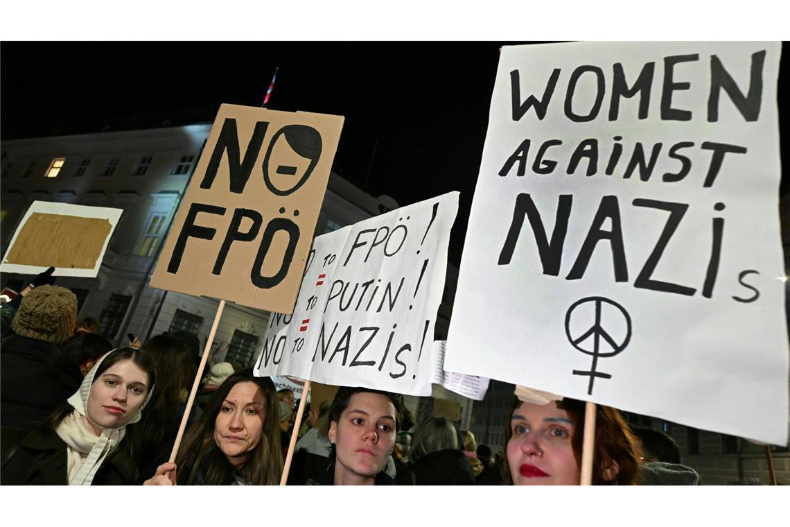 Zehntausende protestieren in Österreich gegen Rechts Teilnehmerinnen warnen vor der russlandfreundlichen und rechten Politik der FPÖ.