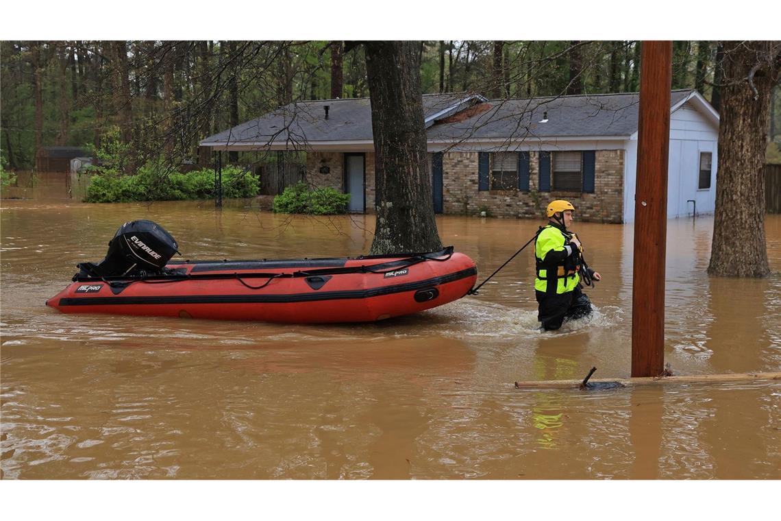 Land unter in den USA: Mindestens 16 Tote bei Unwettern Teilweise kamen die Rettungskräfte nur noch per Boot voran.