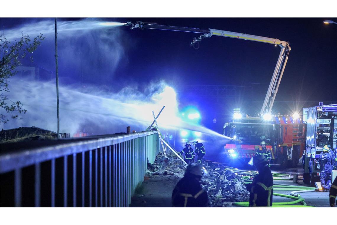 Teilweise wurde deshalb ein Sperrradius von 400 Metern rund um den Brandort eingerichtet.