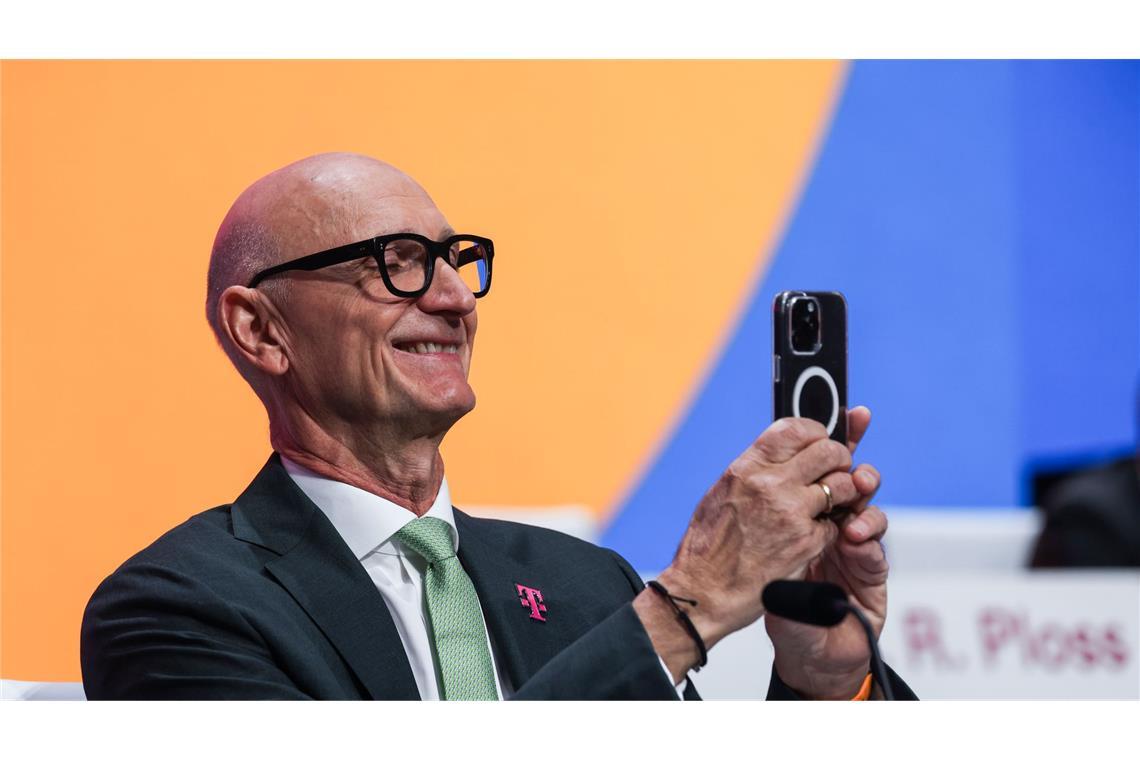 Telekom-Chef Tim Höttges peilt Investitionen in neue Rechenzentren an, um den Datenhunger im KI-Zeitalter zu stillen. (Archivbild)