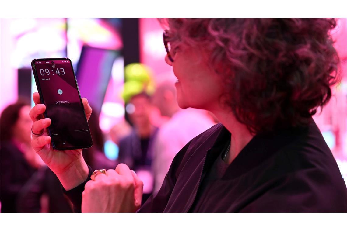 Telekom bringt Smartphone ohne sichtbare Apps auf den Markt Telekom-Vorständin Claudia Nemat spricht mit dem KI-Assistenten von Perplexity.