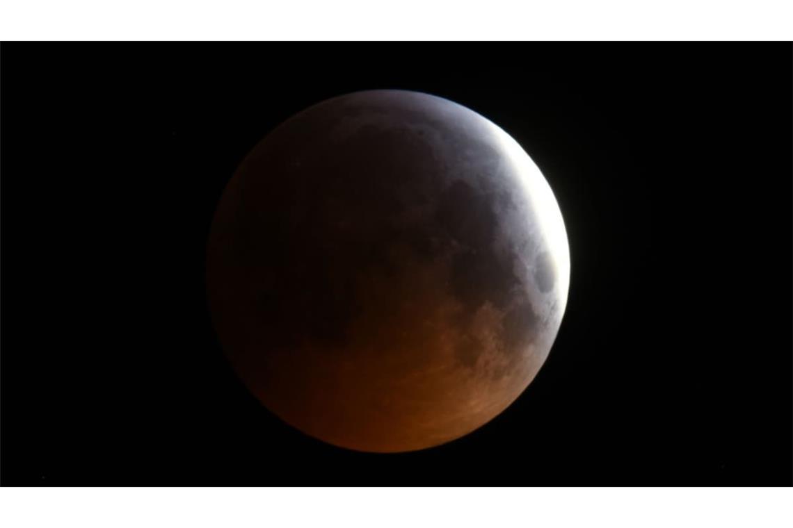 Teleskopaufnahme der partiellen Phase der totalen Mondfinsternis vom 21. Januar 2019 bei einem Bedeckungsgrad, der in etwa der Ansicht der Mondfinsternis vom 28. August 2026 beim Maximum der Finsternis entspräche, allerdings bei größerer Horizonthöhe.