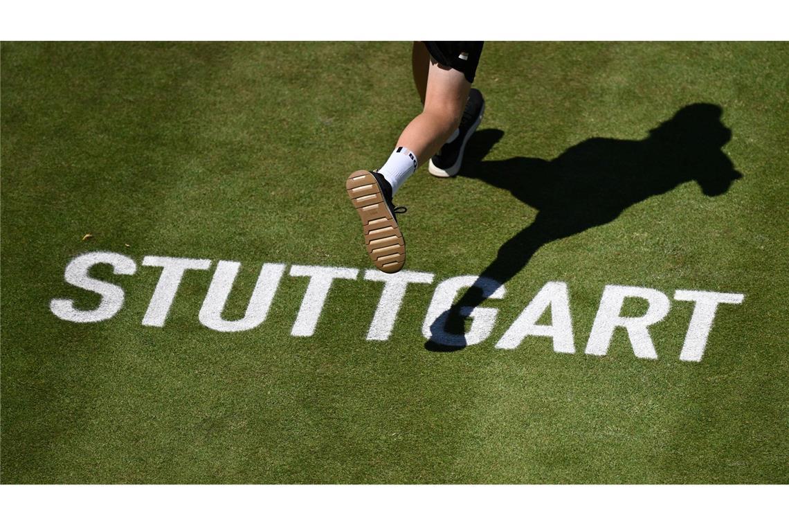 Tennis: ATP-Tour - Stuttgart, Einzel, Männer, Halbfinale. Bublik (Kasachstan) - Fritz (USA). Ein Balljunge läuft über den Centre Court.