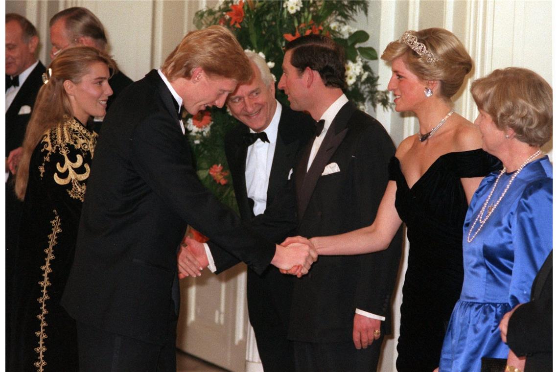 Tennis-Star Boris Becker (2.v.l) begrüßt am 1987 in Bonn Prinzessin Diana. Ebenfalls mit dabei: Benedicte Courtin (l-r), damalige Freundin von Boris Becker, Bundespräsident Richard von Weizsäcker, Prinz Charles und Marianne von Weizsäcker.