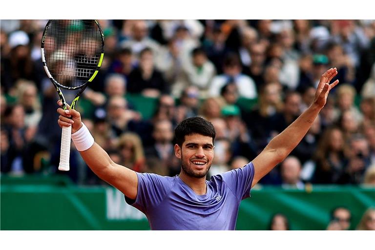 Tennisstar Carlos Alcaraz feiert den Titelgewinn in Monte Carlo.