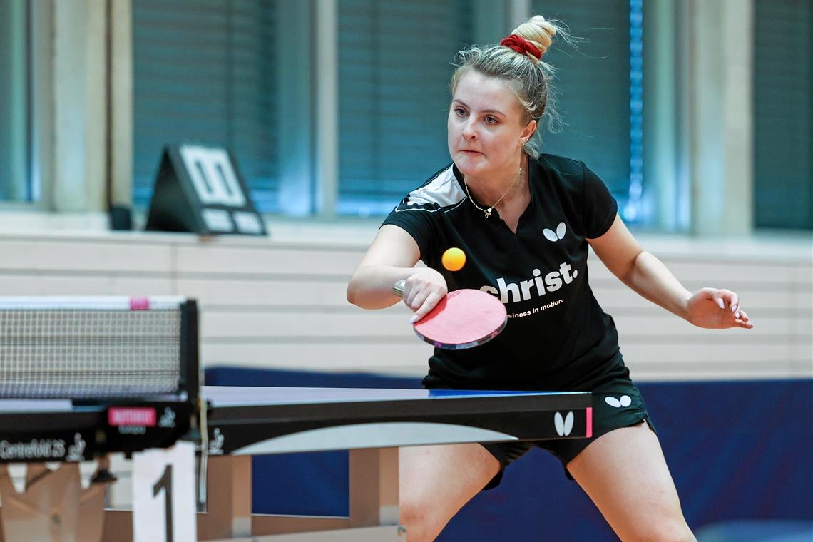 Für den TTV Burgstetten läuft es nicht mehr so gut Teodora Ciulica gewinnt zwar ein Einzel und ein Doppel, doch der TTV Burgstetten verliert mit 4:6. Foto: Alexander Becher