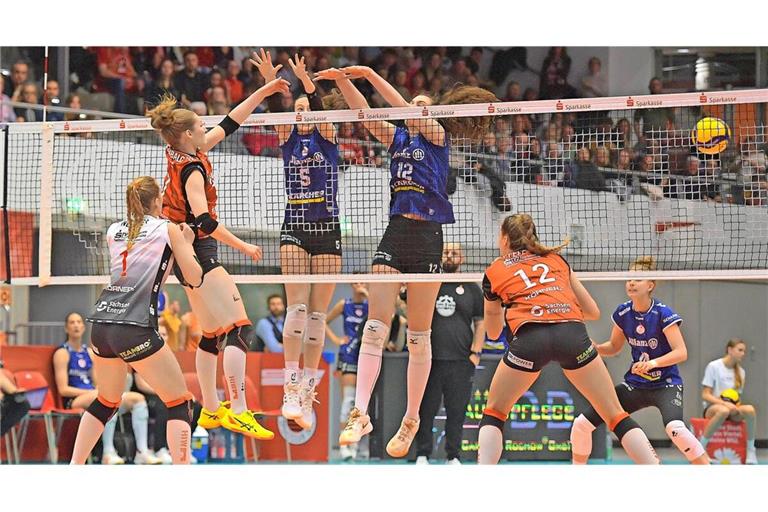 Teresa Ziegenbalg überwindet den Block von Lydia Grote und Lucia Varela: Die Stuttgarter Volleyballerinnen  scheitern im Play-off-Halbfinale gegen den Dresdner SC.
