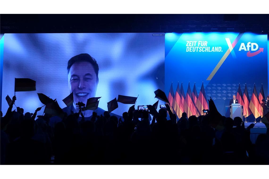 Musk live bei AfD-Wahlkampfshow zugeschaltet Tesla-Chef Elon Musk lässt sich beim AfD-Wahlkampfauftakt feiern.