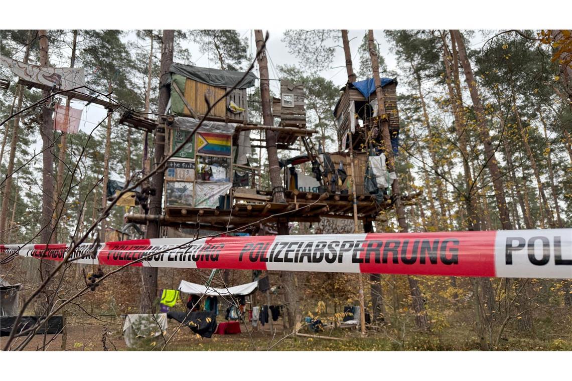 Polizei holt Tesla-Gegner in Protestcamp von Bäumen Tesla-Gegner müssen für eine Kampfmittelsondierung einen Teil ihres Protestcamps im Wald verlassen. Die Polizei ist im Einsatz.