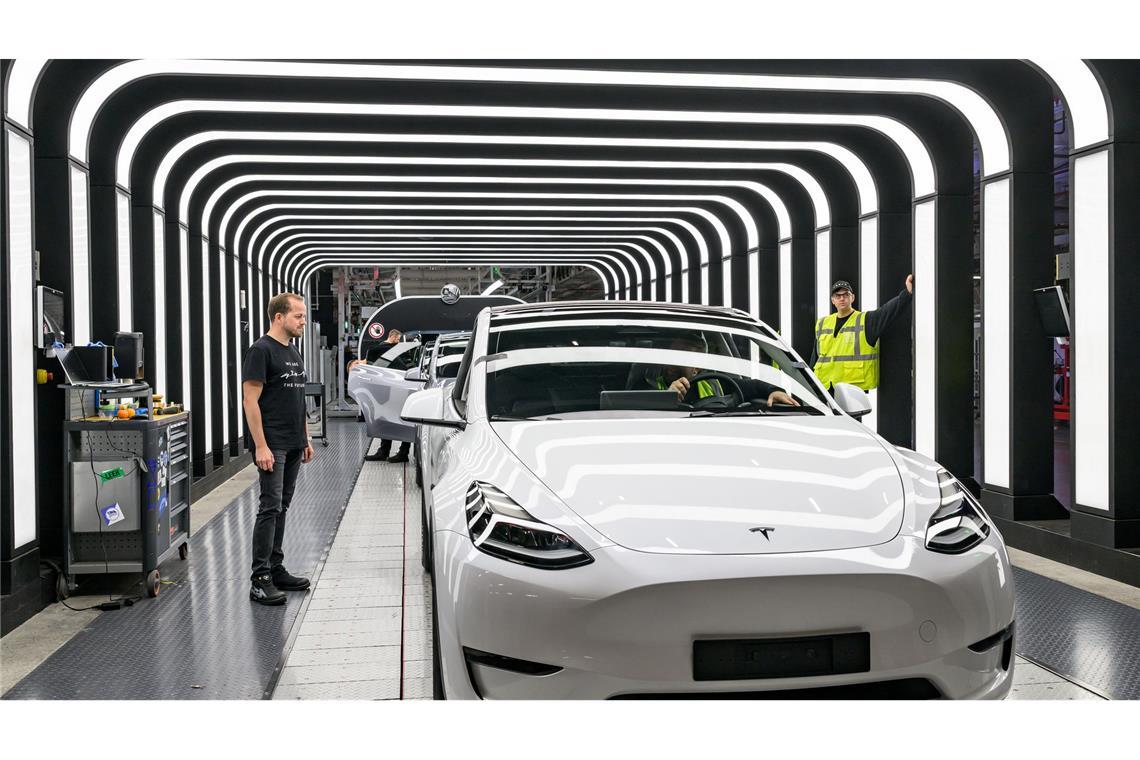 Tesla fertigt erste neue Model-Y-Autos in Deutschland Tesla geht im Werk Grünheide einen neuen Schritt.