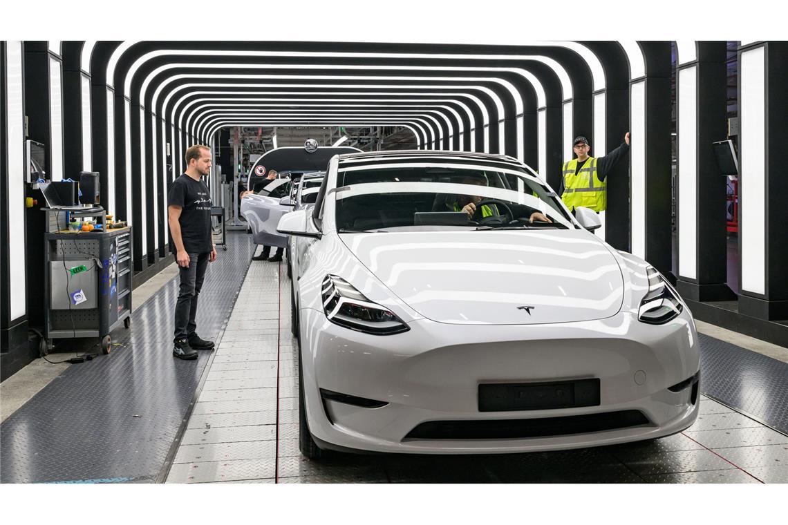 Tesla startet deutsche Fertigung des neuen Model Y Tesla hat in seinem Werk in Grünheide bei Berlin die Produktion des überarbeiteten Model Y gestartet.