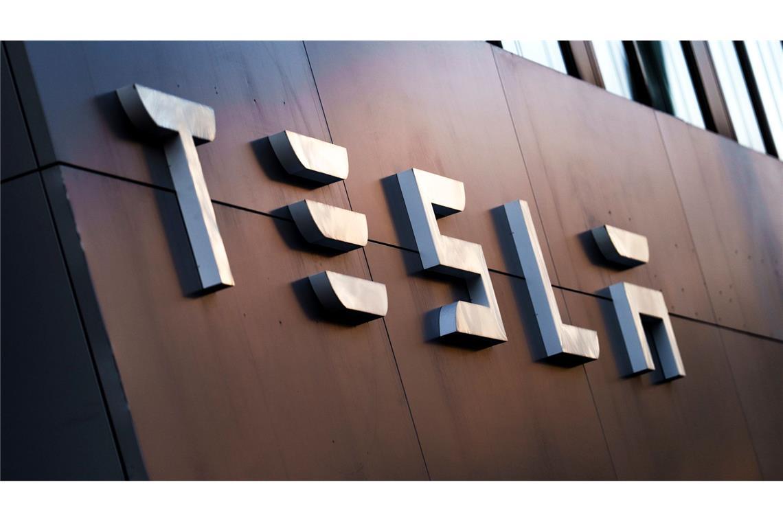 Tesla startet Robotaxi-Dienst mit Einschränkungen Tesla startet seinen lange angekündigten Robotaxi-Dienst.