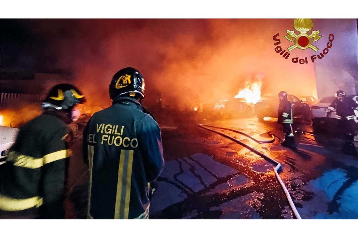 Mehrere Teslas brennen in Rom - Musk spricht von Terrorismus Teslas in Flammen (Handout)