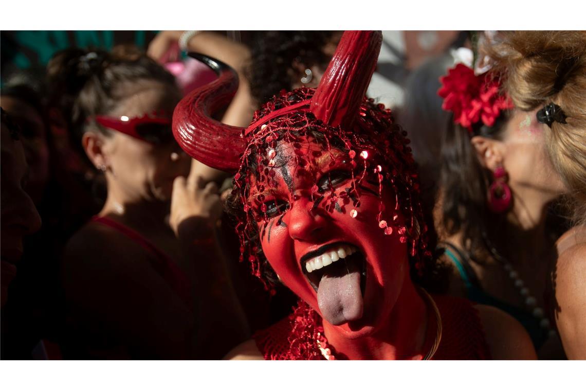 Bilder des Tages Teufel im Leib: Eine als Teufel verkleidete Feiernde streckt ihre Zunge während des Straßenfestes "Ceu na Terra" ("Himmel auf Erden") vor dem Karneval in Rio de Janeiro heraus.