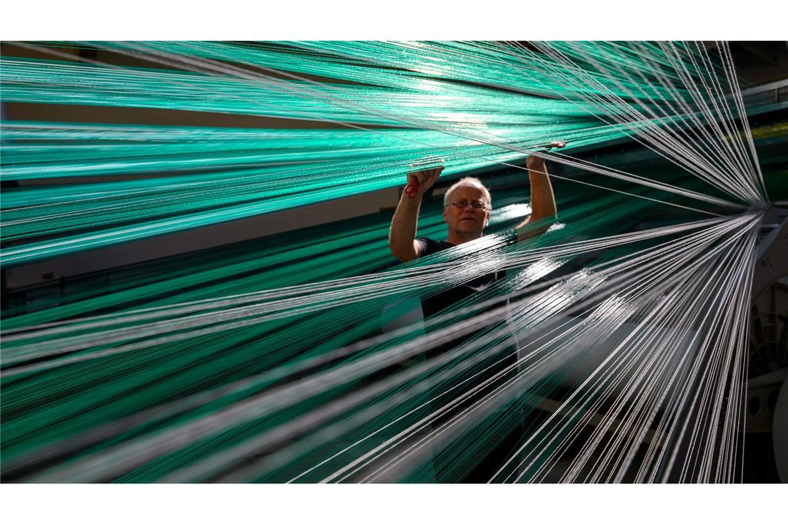 Bilder des Tages Textile Skipisten aus Chemnitz - In der Produktion von Mr. Snow in Chemnitz arbeitet Web-Meister Mario Thümer an einer Webmaschine für textile Gleitmatten.