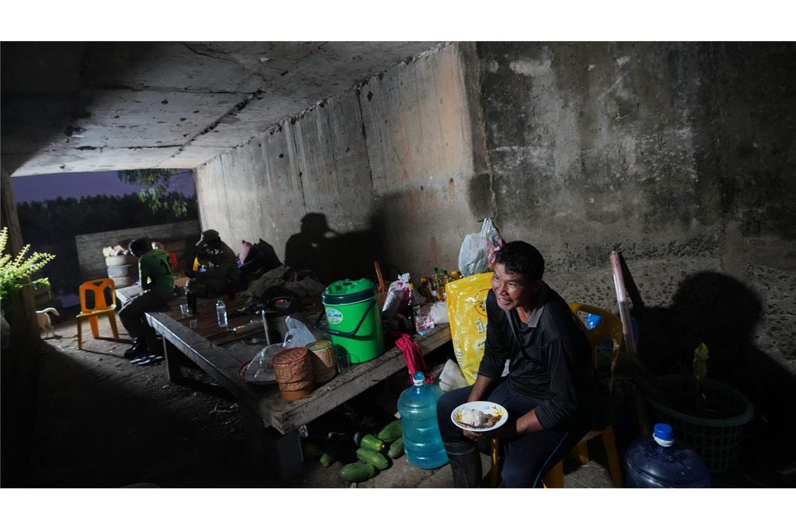 Thailändische Einwohner suchen Schutz vor Kämpfen an der Grenze zu Kambodscha in einem Schutzraum. (Foto aktuell)
