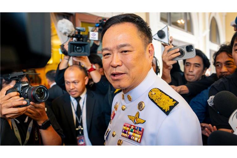 Thailands Premierminister Anutin Charnvirakul spricht zu Reportern.