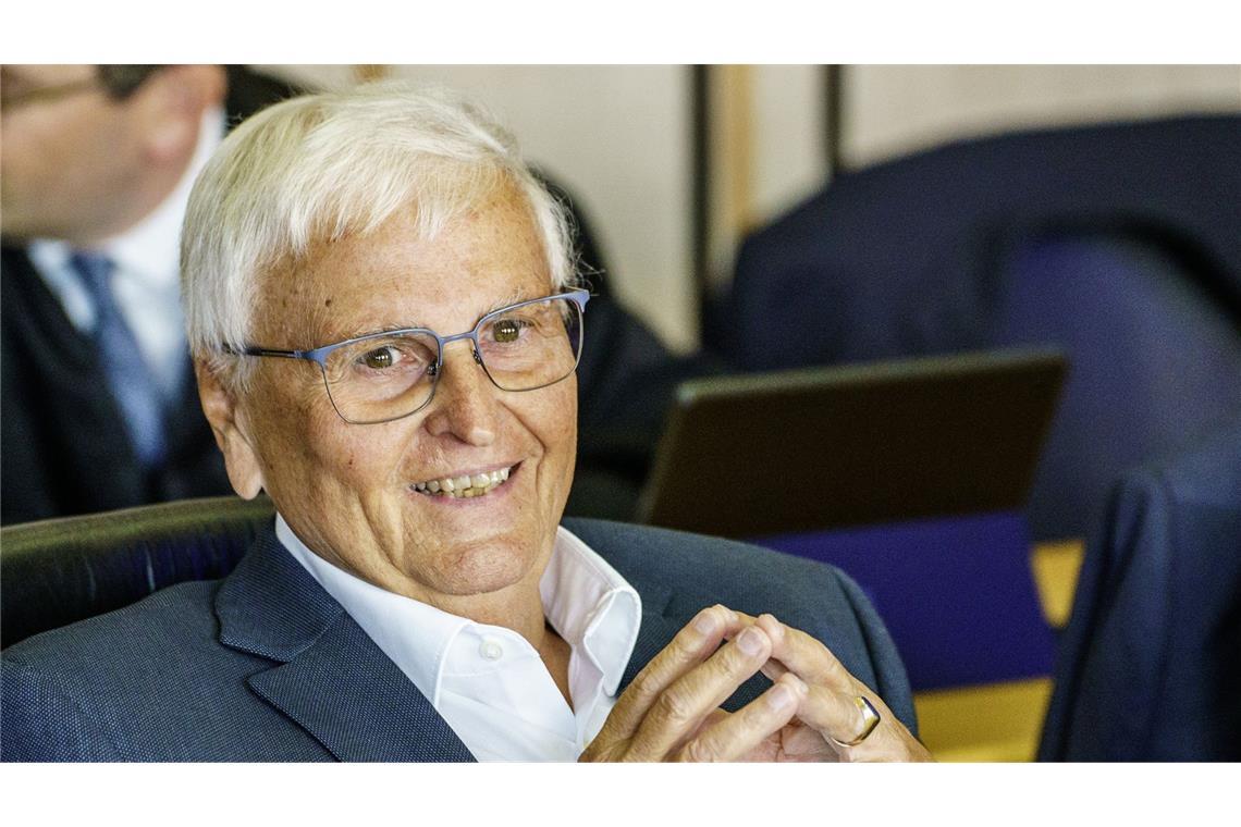 DFB verklagt Ex-Präsident Zwanziger auf 24 Millionen Euro Theo Zwanziger bei einem Gerichtstermin im sogenannten Sommermärchen-Prozess im Gerichtssaal. (Archivbild)