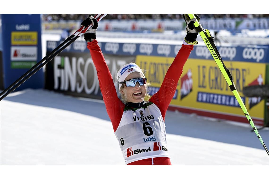 Hennig und Carl stark bei vermutlich letzter Johaug-Gala Therese Johaug aus Norwegen jubelt nach ihrem 50. Weltcup-Sieg.