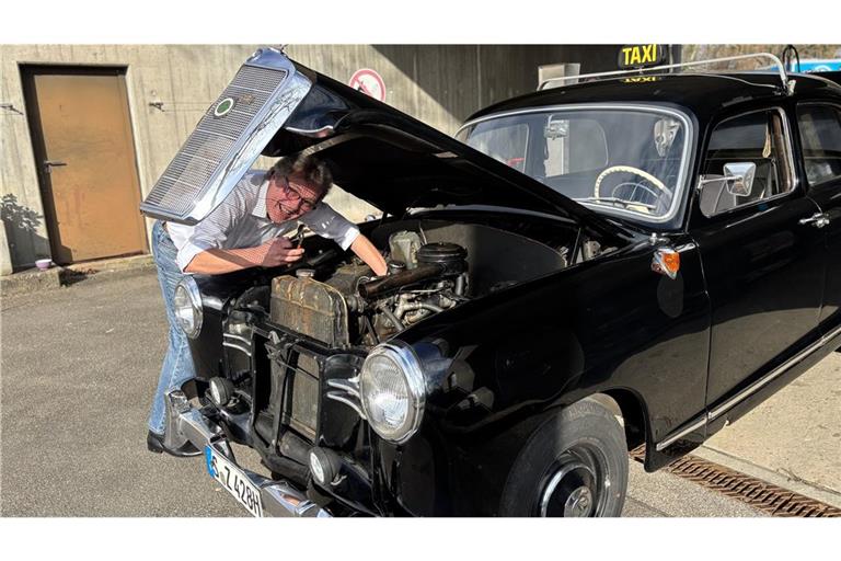 Thilo Kreiser und sein Ponton-Mercedes D 180: Das kleine Problem an der Wasserleitung ist schnell behoben.