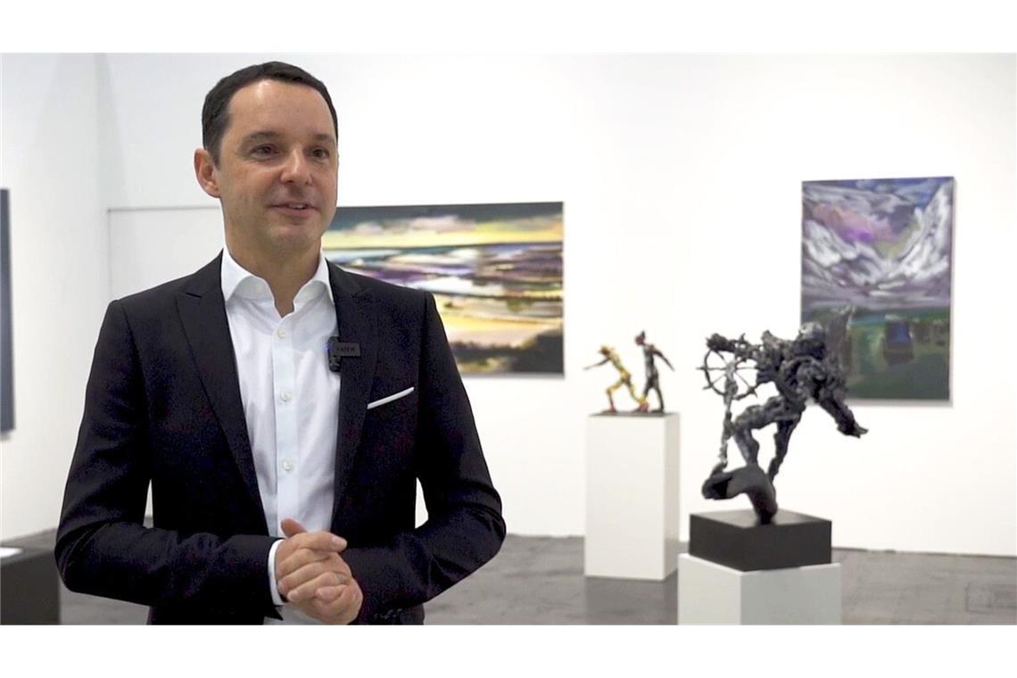 Thomas Fuchs (hier 2023 auf der Art Cologne – mit Werken von  Rainer Fetting