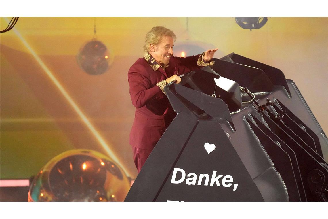 „Wetten, dass..?“ für immer vorbei? Thomas Gottschalk in der TV-Show „Wetten, dass..?“ als er mit einem Bagger abtransportiert wurde (Archivbild).