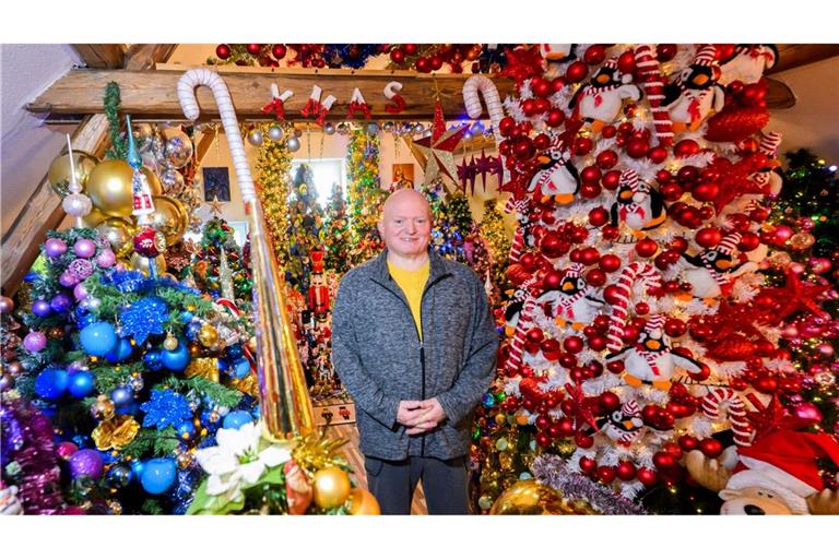 Thomas Jeromin steht inmitten von Weihnachtsbäumen in seinem Haus im Landkreis Schaumburg.