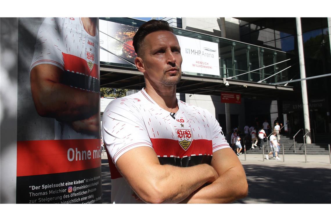 „Sportwettensheriff“ provoziert in Rivalen-Trikots vor Stadien – auch beim VfB Thomas Melchior im Jahr 2023 vor der Stuttgarter Arena im VfB-Trikot. Inzwischen ist er mit Trikots der größten Rivalen vor deutschen Stadien unterwegs.