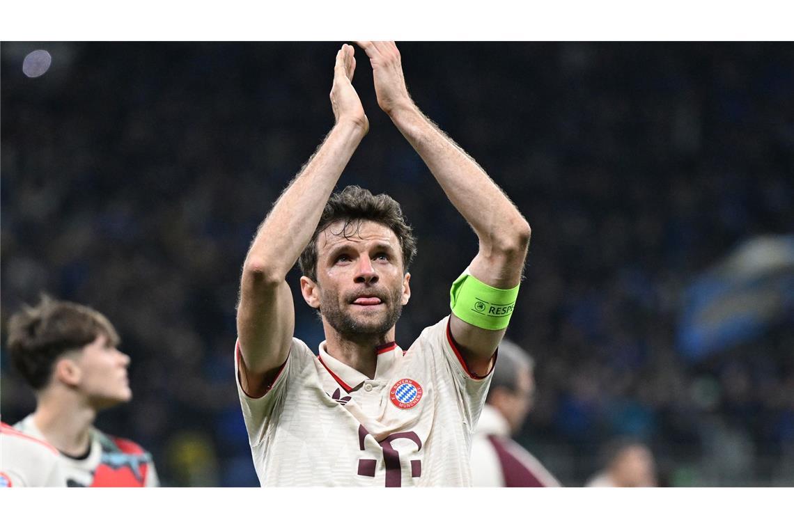 Müllers Abschiedsschmerz und Kimmichs Klartext Thomas Müller dankt den mitgereisten Fans für die lautstarke Unterstützung.