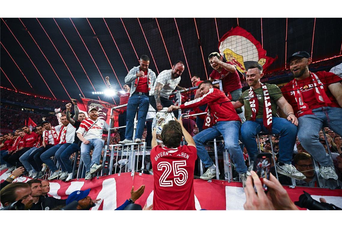 Müller-Abschied mit Pointe und Kakadu - "Wird ewig wirken" Thomas Müller feiert mit den Fans.