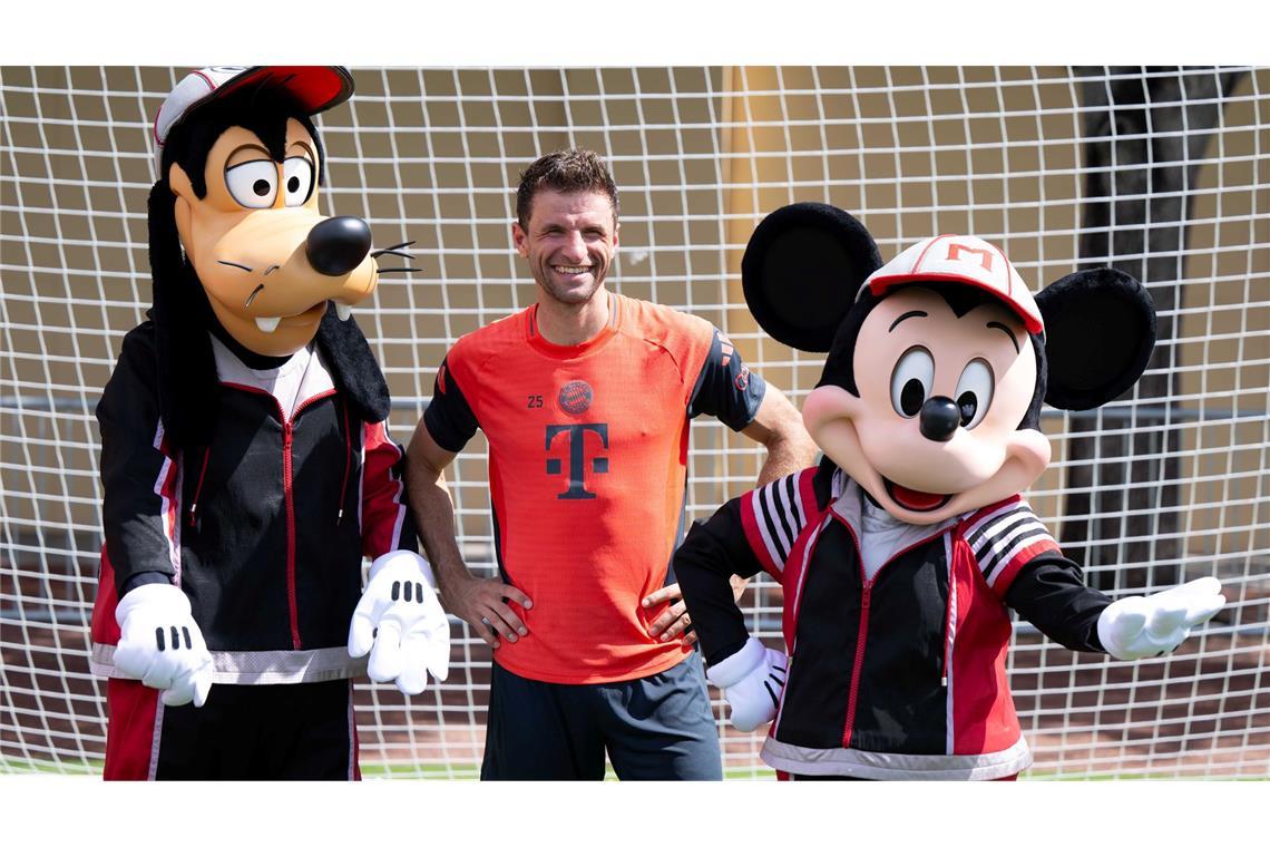 Das Big Business von Bayern und BVB im Trump-Land Thomas Müller in Orlando mit Goofy und Micky Maus.