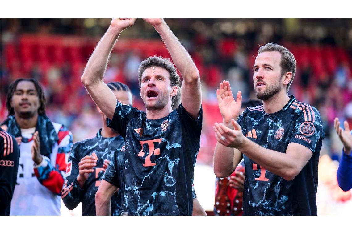 Kompanys erste Bierdusche und eine Trainer-Lüge Thomas Müller (l) steht vor seinem 500. Bundesligaspiel und dem 13. Meistertitel mit dem FC Bayern. Harry Kane hofft mit 31 Jahren auf seinen ersten Team-Titel als Fußball-Profi.