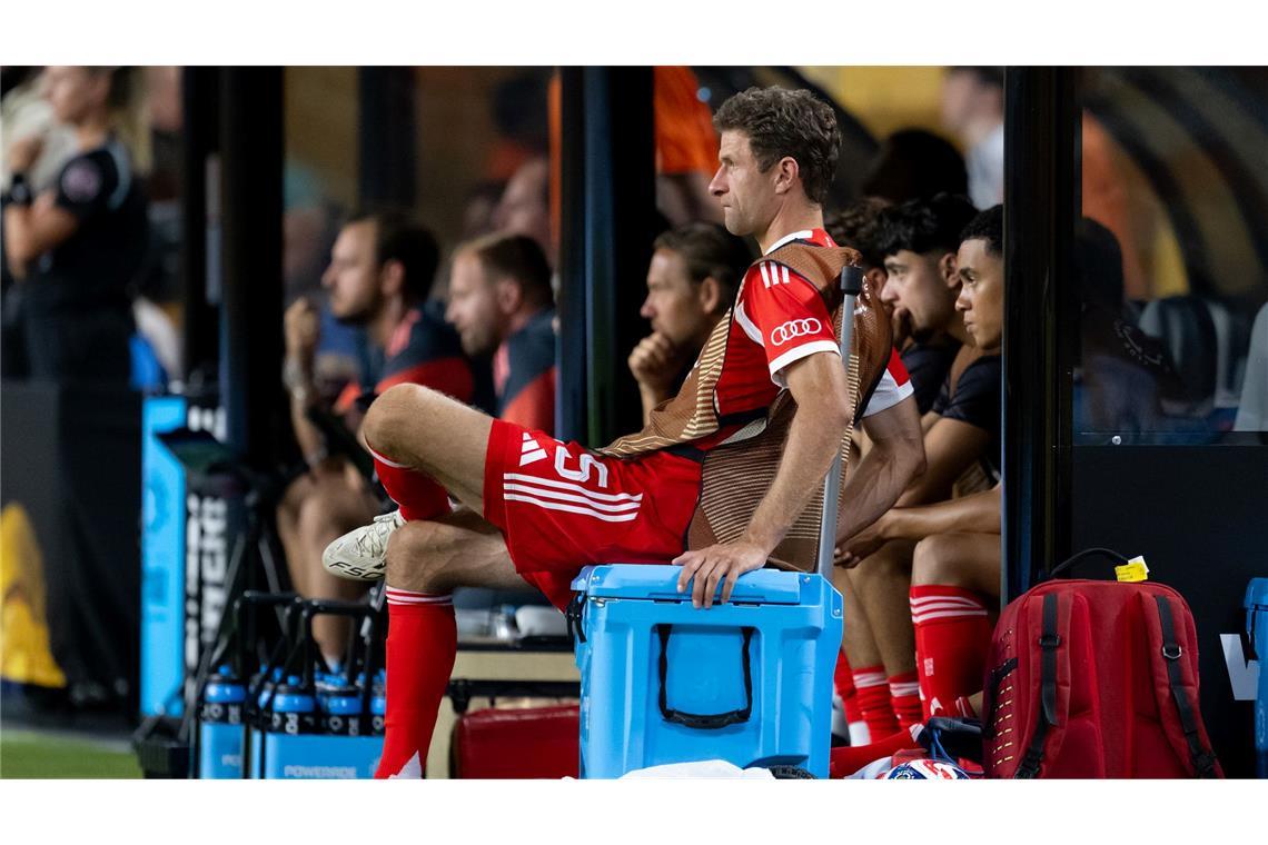 "Job erledigt": Bayern schon weiter - Neue Musiala-Sorgen Thomas Müller verfolgt die Partie auf einem speziellen Sitzplatz am Spielfeldrand.