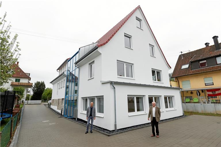 Thomas Nehr und Werner Stingel (von links) vor der neuen schmucken Diakonie ambulant. Der Neubau (vorne) ist über das Treppenhaus sowie eine Wärmeschutzglasfassade mit dem Altbau weiter hinten verbunden. Fotos: J. Fiedler