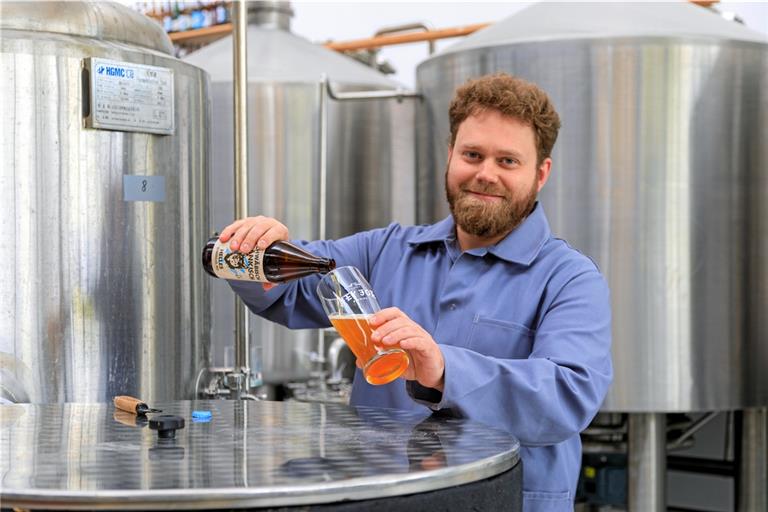 Thomas Szasz schenkt sich ein Helles ein. Es ist das beliebteste Bier. Beim Fest lassen sich aber viel mehr Sorten verkosten. Foto: Stefan Bossow