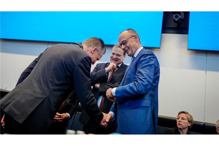 Thorsten Frei (CDU), Unionsfraktionschef, begrüßt zu Beginn der Sitzung der Unions-Bundestagsfraktion den Bundeskanzler Friedrich Merz (r, CDU). (zu dpa: «Frei sichert Merz Rückhalt der Unionsfraktion zu»)